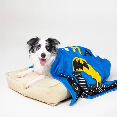 Coperta Batman con sfondo blu, simbolo del pipistrello giallo e motivo skyline in bianco e nero.