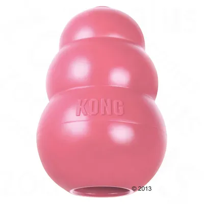Vaaleanpunainen KONG-lelu, jossa on kolme pyöristettyä tasoa ja aukko, sopii interaktiiviseen leikkiin tai täytettäväksi herkuilla. KONG-logo näkyvissä pinnalla.