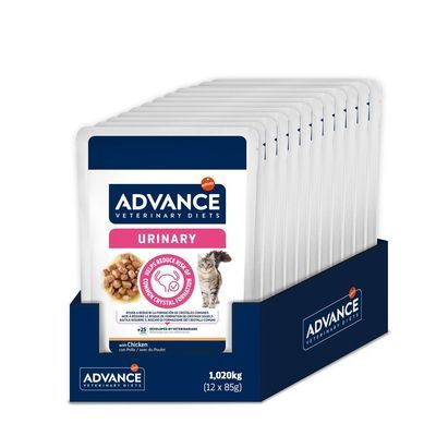 ADVANCE Veterinary Diets Urinary kattenvoer, 12 zakjes à 85 g, met kip. Tekst: helpt het risico op urinekristallen te verminderen. Afbeelding van brokjes en kat zichtbaar.