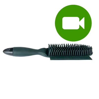 Przycisk odtwarzania filmu o produkcie. Kliknij tutaj, aby obejrzeć wideo prezentujące szczotkę z tworzywa sztucznego z czarną rączką i wypustkami.