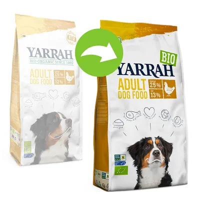 Yarrah Adult Dog Food -koiranruokapakkausten uudistus: vanha pakkaus proteiini 26 %, rasva 12 %; uusi pakkaus proteiini 25 %, rasva 13 %. BIO-merkintä ja kana-symboli näkyvissä.