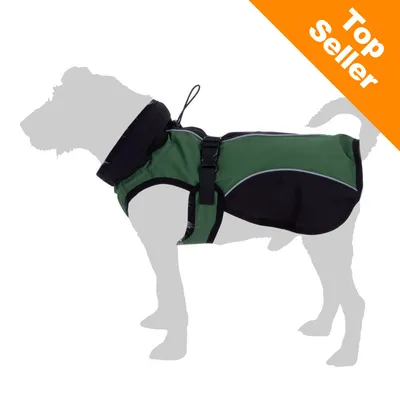 Hund iført grøn og sort jakke med spænde, reflekterende kant. Orange hjørnefelt med teksten 'Top Seller'. Hund iført grøn og sort jakke med spænde, reflekterende kant. Orange hjørnefelt med teksten 'Top Seller'.