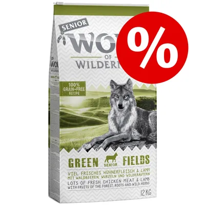 Pachet Wolf of Wilderness Senior Green Fields, 12 kg, 100% grain-free recipe, imagine lup, etichetă promoțională cu simbol procent roșu. Text în engleză și germană vizibil pe ambalaj.