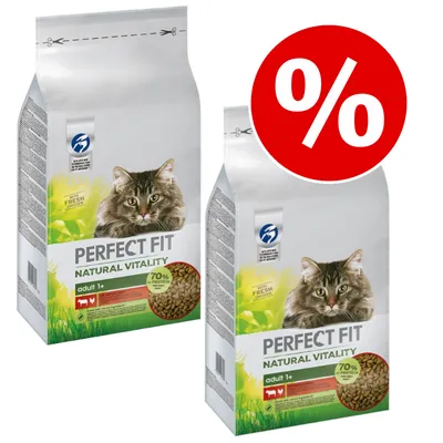 To poser Perfect Fit Natural Vitality kattefoder adult 1+, 70 % protein, med billede af kat og rød procent-tegn for tilbud. Synlig tekst: with fresh chicken.