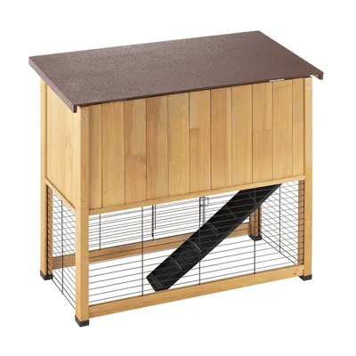 Puisuoja ruskealla katolla, metalliritiläseinillä ja mustalla rampilla tasojen välillä liikkumiseen.