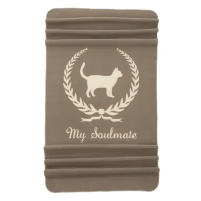 Beige Decke mit Katzenmotiv, Lorbeerkranz und dem Schriftzug 'My Soulmate'. Beige Decke mit Katzenmotiv, Lorbeerkranz und dem Schriftzug 'My Soulmate'.