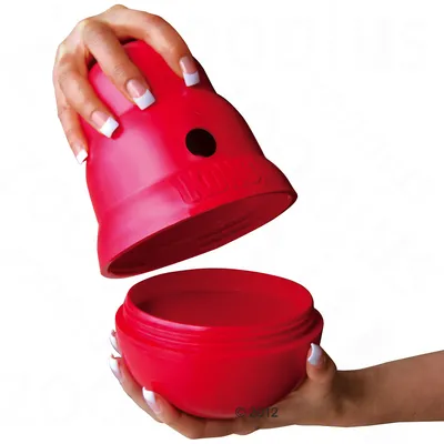 Brinquedo interativo vermelho KONG em plástico, aberto em duas partes, com logótipo KONG visível e orifício na parte superior, segurado por duas mãos. Brinquedo interativo vermelho KONG em plástico, aberto em duas partes, com logótipo KONG visível e orifício na parte superior, segurado por duas mãos.