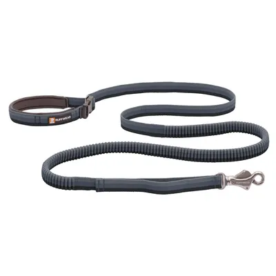Ruffwear guinzaglio per cani grigio con manico imbottito, sezione elastica e moschettone in metallo.