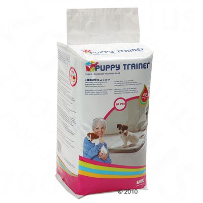 Verpakking Puppy Trainer super absorberende trainingsmatten, medium 45 x 30 cm, 50 stuks. SAVIC merknaam zichtbaar. Afbeelding van puppy op mat en persoon met hond.