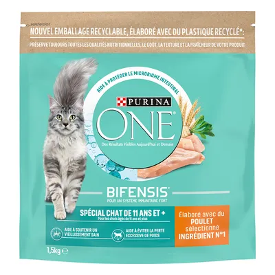 Purina ONE Bifensis macskaeledel, 1,5 kg, speciális 11 év feletti macskáknak. Látható csirkehús, gabona, kék-zöld csomagolás, francia nyelvű feliratok.