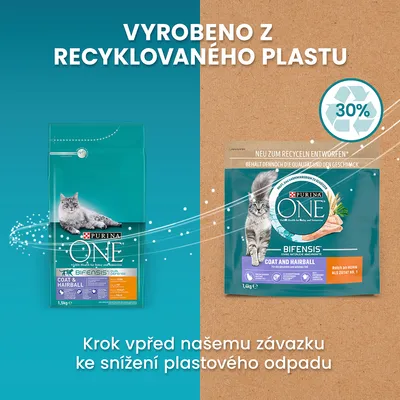 PURINA ONE Bifensis Coat & Hairball pre mačky, balenie s nápisom 'Vyrobeno z recyklovaného plastu', symbol recyklácie 30 %. Text v češtine o znížení plastového odpadu.