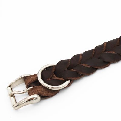 Flätat brunt läderhalsband med silverfärgat spänne och metallring.