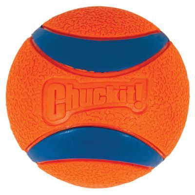 Chuckit! bal met oranje oppervlak en blauwe strepen, merknaam Chuckit! zichtbaar in reliëf op de bal. Materiaal: rubber.