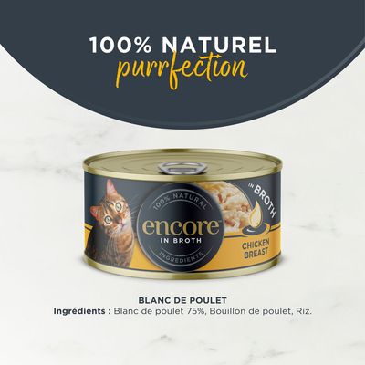 Boîte de nourriture pour chat encore in broth, 100% natural ingredients, chicken breast. Texte en anglais visible sur l’emballage avec photo d’un chat et du produit.