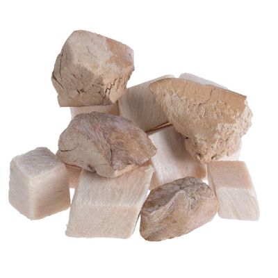 Cubetti e pezzi irregolari di carne liofilizzata su sfondo bianco, senza confezione o marchi visibili.