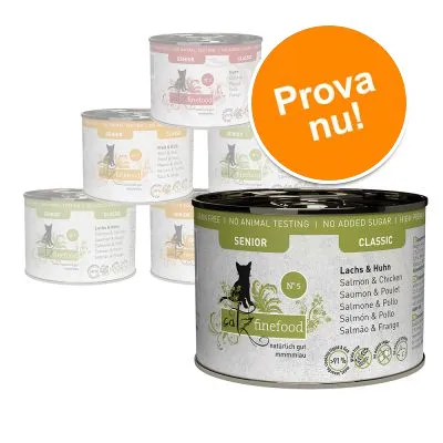 Flera burkar catz finefood Senior Classic våtfoder, synlig smak Lachs & Huhn. Orange cirkel med texten 'Prova nu!'. Flera burkar catz finefood Senior Classic våtfoder, synlig smak Lachs & Huhn. Orange cirkel med texten 'Prova nu!'.