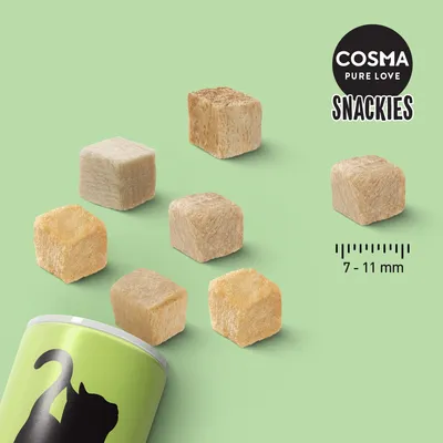 Cosma Snackies, gefriergetrocknete Würfel, Größe 7-11 mm, Verpackung mit Katzenmotiv sichtbar.