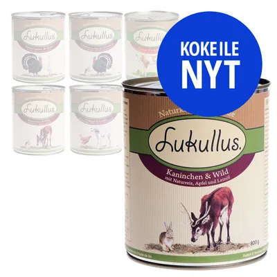 Lukullus Kaninchen & Wild 800 g koiran märkäruoka, etiketissä kani ja peura. Taustalla muita Lukullus-purkkeja. Sininen ympyrä: KOKEILE NYT.