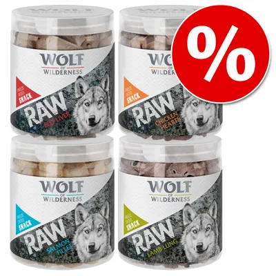 Fire bøtter Wolf of Wilderness RAW frysetørret snack: Beef Liver, Chicken Hearts, Salmon Fillet, Lamb Lung. Rødt procenttegn øverst til højre indikerer tilbud eller rabat.