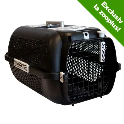 Cușcă de transport din plastic și metal, mâner superior, grilaj frontal negru, inscripție vizibilă: Exclusiv la zooplus! pe fundal verde în colțul dreapta sus.