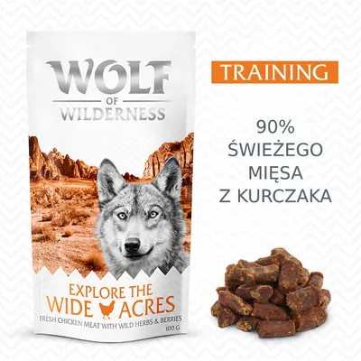 Wolf of Wilderness Explore the Wide Acres, Training, 90% świeżego mięsa z kurczaka, opakowanie 100 g oraz kawałki przysmaku widoczne obok