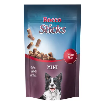 Rocco Sticks Mini z govedino. Mehki in enostavni za porcijo. Embalaža prikazuje psa in koščke prigrizka.