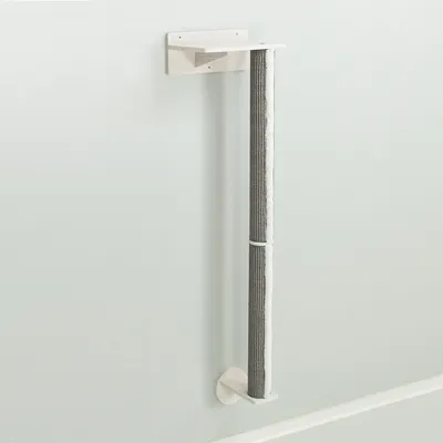Wandmontierter Kratzstamm aus Sisal mit weissem Holzregal oben und Bodenhalterung, geeignet für vertikales Kratzen.