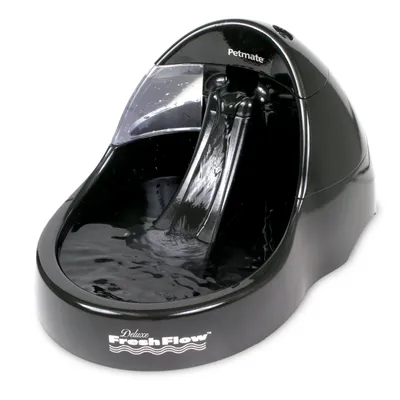 Petmate Deluxe Fresh Flow συντριβάνι νερού σε μαύρο χρώμα με τρεχούμενο νερό και διαφανές καπάκι. Petmate Deluxe Fresh Flow συντριβάνι νερού σε μαύρο χρώμα με τρεχούμενο νερό και διαφανές καπάκι.
