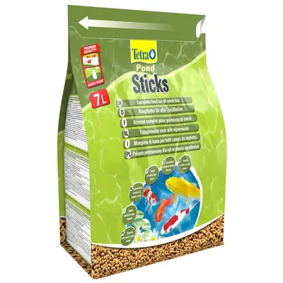 Tetra Pond Sticks, 7L. Förpackning med fiskmat för dammfisk. Text på flera språk: komplett foder för alla dammfiskar. Bild på färgglada fiskar och pellets synliga i botten.