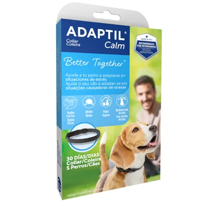 Embalagem de ADAPTIL Calm Coleira para cães, texto: 'Ajuda o seu cão a adaptar-se em situações causadoras de stresse', 30 dias, recomendado por veterinários. Imagem de cão com coleira.