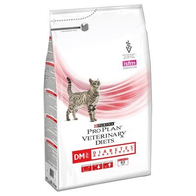 Purina Pro Plan Veterinary Diets DM St/Ox Diabetes Management -kuivaruoka kissoille, ISFM-merkintä, valkoinen pakkaus jossa harmaa kissa ja punaiset korostukset. Sisältää englanninkielistä tekstiä.