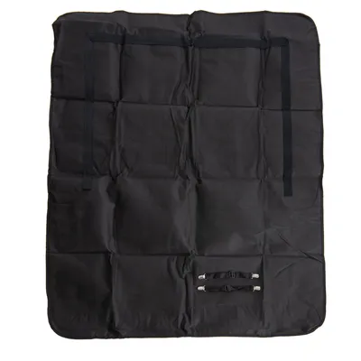 Schwarze Schutzdecke mit Gurten und Clips, geeignet für den Einsatz im Auto oder als Unterlage.