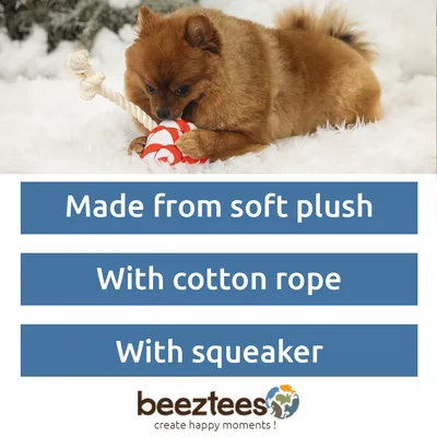 Kutya játszik puha plüssből készült, pamut kötéllel és sípolóval ellátott játékkal. Szöveg: Puha plüssből készült, pamut kötéllel, sípolóval. Márka: beeztees. Kutya játszik puha plüssből készült, pamut kötéllel és sípolóval ellátott játékkal. Szöveg: Puha plüssből készült, pamut kötéllel, sípolóval. Márka: beeztees.