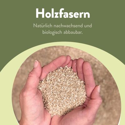 Holzfasern, natürlich nachwachsend und biologisch abbaubar, werden in zwei Händen gehalten.