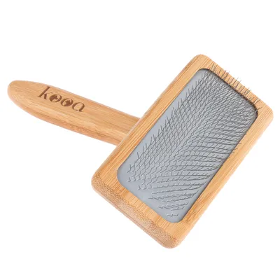 kooa borstel met houten handvat en metalen pinnen, rechthoekig ontwerp. Handvat met kooa merknaam zichtbaar.