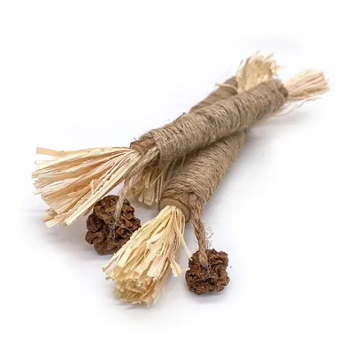 Leksak av naturmaterial: två buntar med jutesnöre, torkade blommor och bastfransar.