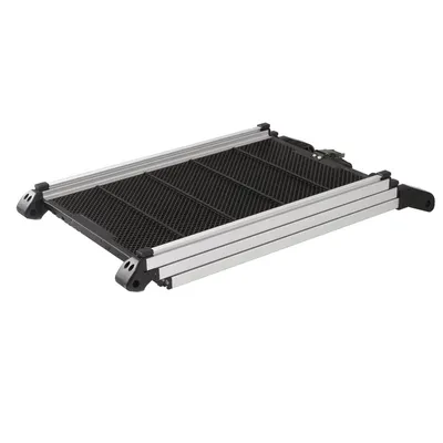 Składana rampa z metalu i plastiku, powierzchnia antypoślizgowa w czarnym kolorze, aluminiowe boki, widoczne elementy montażowe.