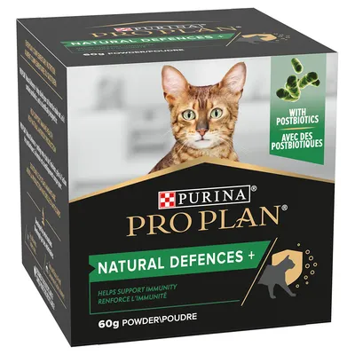 Cutie Purina Pro Plan Natural Defences+ pentru pisici, 60g pudră, cu text vizibil: With postbiotics, Helps support immunity, Renforce l’immunité, imagine pisică pe ambalaj.