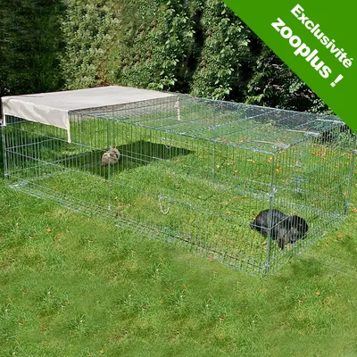 Enclos rectangulaire en métal avec toit partiel en tissu, deux petits animaux à l’intérieur sur l’herbe. Bandeau vert : Exclusivité zooplus !