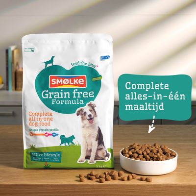 SMØLKE Graanvrije Formula, Complete alles-in-één hondenvoer, Uniek eiwitprofiel, actief leven, complete alles-in-één maaltijd, 3 kg zak en voerbak met zichtbaar droogvoer.