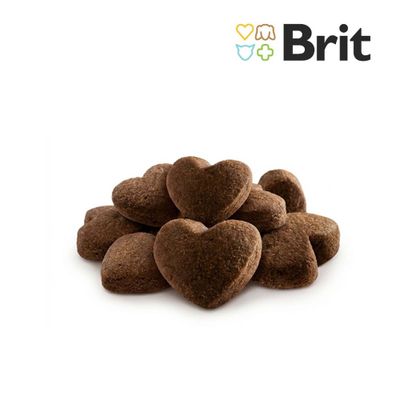 Brit Care Superfruits Kitten Crunchy Snack με καρύδα και μύρτιλο. Χωρίς δημητριακά, για γατάκια. Συσκευασία με σνακ σε σχήμα καρδιάς και γκρι γάτα.