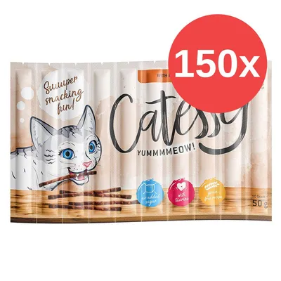 Balení Catessy YUMMMMEOW! 150x, bez přidaného cukru, s taurinem, grain-free. Ilustrace kočky a tyčinek, nápis 'Suuuper snacking fun!'. Hmotnost 50 g, 10 sticks.