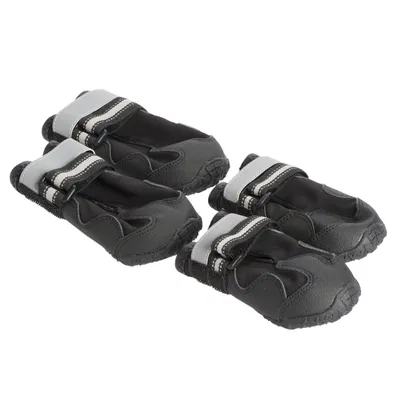 Quattro scarpe nere per cani con suola antiscivolo e chiusure in velcro rifrangenti, adatte per protezione e comfort.