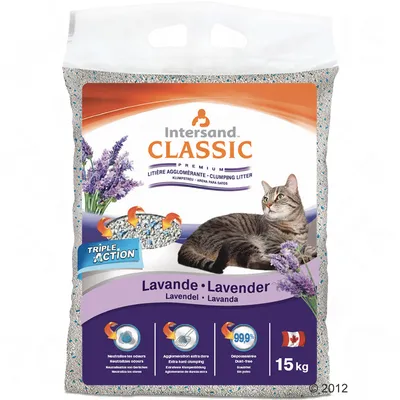 Наполнитель для кошачьего туалета Intersand Classic Lavender, 15 кг. Видны надписи: Triple Action, нейтрализует запахи, 99,9 % без пыли, лаванда, изображение кота и лаванды.