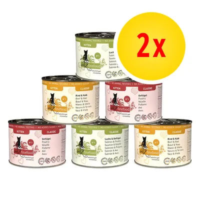 Set di 6 lattine catz finefood Kitten Classic, vari gusti: salmone, manzo e vitello, pollame. Etichetta con scritta '2x' in cerchio giallo. Testo visibile in tedesco e inglese.