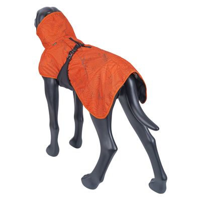 Figura modello di cane nera indossa una giacca arancione con motivo e chiusura sulla schiena.