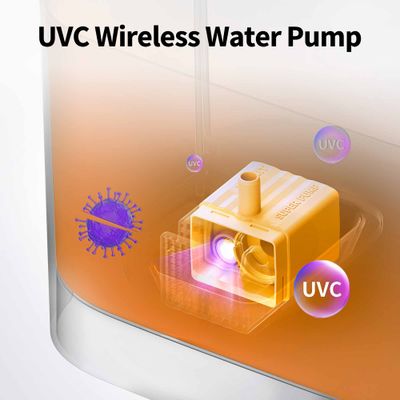 UVC Wireless Water Pump mit UVC-Technologie zur Wasserreinigung, Darstellung von Viren und UVC-Licht im Einsatz.
