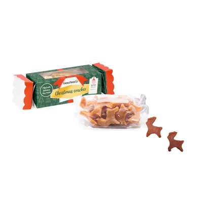 Beeztees Christmas cracker, relleno con galletas para perros. El envase y los snacks para perros con forma son visibles. Beeztees Christmas cracker, relleno con galletas para perros. El envase y los snacks para perros con forma son visibles.