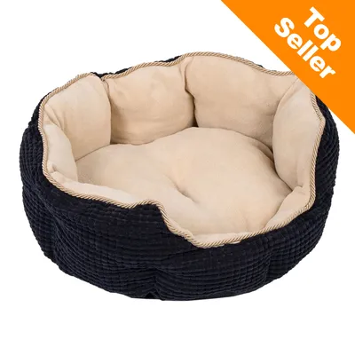 Okrągłe legowisko dla zwierząt z beżowym wnętrzem i czarną tkaniną na zewnątrz. W prawym górnym rogu pomarańczowy napis: Top Seller.