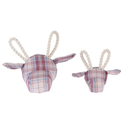 Deux jouets pour chien en forme de tête d’animal, tissu à carreaux rose et bleu, oreilles en tissu, cornes en corde torsadée blanche, deux tailles visibles.